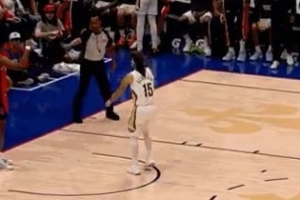 很着急！阿门发球疑似违例 阿尔瓦拉多认为裁判没吹气得跳脚