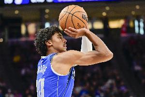 连珠炮！克里斯蒂外线开火连中2记三分 独行侠轰出11-2攻击波