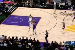 追平了！布克追身三分再中 太阳一波18-4的攻势追平勇士