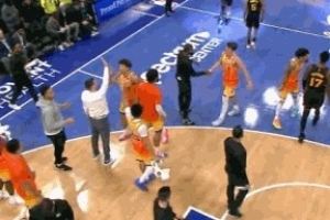 有点过了！三球暂停期间对着奥孔武喷垃圾话吃T