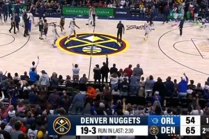 打疯了！贾马尔·穆雷追身三分还在进 掘金轰出19-3进攻波！