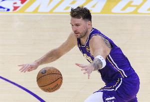 077本季场均35.2分9.1板8.8助！湖媒：现在能轻松击败约亚夺得MVP