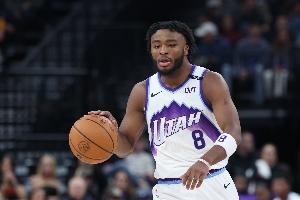 能攻能传！科利尔半场替补5中3拿到10分7助攻