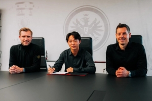 官方：法兰克福签下19岁日本后卫小杉启太，明年1月1日正式加盟