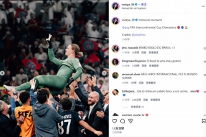 连扑四点！萨福诺夫社媒晒被队友抛起庆祝照：历史性时刻！