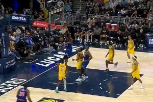 紧急止血！尼克斯传导不出机会 布伦森击地助攻阿努诺比压哨扣篮