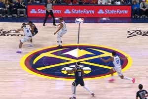 这控卫控的！皮克特带球被包夹 8秒未过半场&白送球权