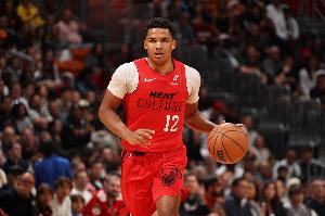 遮天蔽日！阿德巴约送钉板大帽 史密斯反击打成2+1