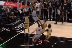 夸张弹速！卡斯尔反击接福克斯传球 瞬间起飞单臂炸扣