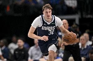 手不软！弗拉格持球强攻 对抗防守高抛打中追到1分