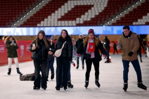 阿斯：马竞主场举办马德里冰上乐园活动，溜冰场总面积达4760平方