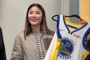 陈慧琳在大通中心举办巡演 获赠勇士定制版球衣