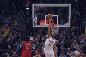 遮天蔽日！贾勒特·阿伦高高跃起 大帽扇飞道苏姆上篮