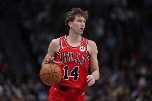 进攻状态出色！布泽利斯半场7中5&三分4中2砍下全队最高14分