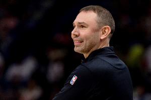 阿德尔曼：上次打火箭我们全队犯规少10个 但俩中锋都犯满离场了