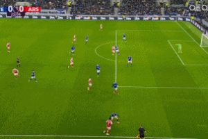 阿森纳进球前，奥布莱恩小禁区内疑似推倒抢点的约克雷斯未被判罚