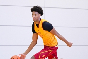 阿利贾·阿里纳斯重返训练场 离大学首秀不远了