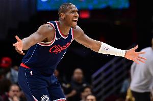 满场飞奔积极性拉满！泰伦·卢：邓恩是快船防守的“心脏”