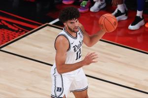 杜克11连胜被终结！布泽尔儿子空砍23+8+7 错失关键罚球+绝杀三分