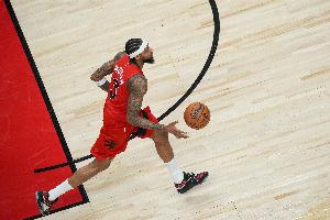 扛到队友进入状态！英格拉姆半场9中5拿到12分3板4助1帽&三分4中2