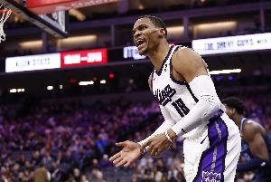 最佳篮板后卫之一&威少没听清！记者改口最佳后 威少：这还差不多