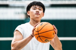 媒体人:竞争对手没更强的实力 但在教练的轮换位次一直在赵维伦前