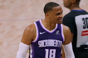 还放我？威少再中三分 率队领先两位数打停火箭