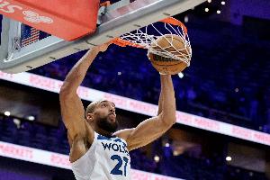 篮下真空！迪文岑佐送直传 戈贝尔空篮暴扣打停雄鹿