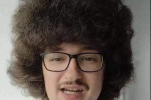 【贴脸开大】维拉官推：10连胜！那位曼联球迷可以剪两次头发了