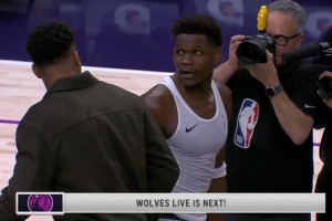 眼神有点拉丝儿了👀！爱德华兹和字母哥赛后拥抱耳语