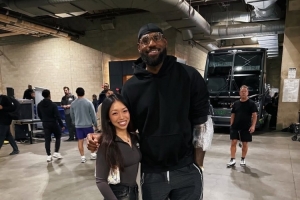 回馈球迷！詹姆斯昨日赛后在球馆停车场与多位球迷合影