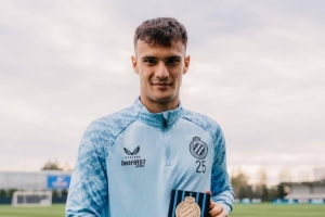 小斯坦科维奇：没在考虑回国米，我现在只专注于布鲁日