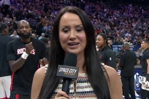 🤣女记者接受采访 杰夫·格林在后面比比划划搞笑抢镜