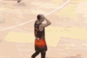 遗憾啥呢？进了也是输啊！最后一攻后 高诗岩双手抱头不知所措