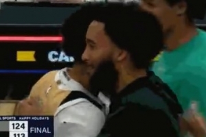 都很优秀！双胞胎兄弟尚帕尼赛后微笑拥抱致意