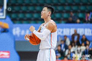 开场三分3中3！高诗岩半场6中4拿到11分2板4助