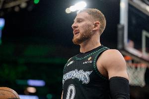 里突外投！迪文岑佐11中7高效拿到18分5板4助2断 三分8中4