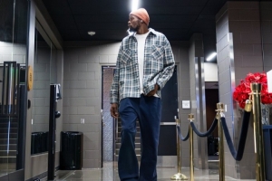 火箭官方晒球员入场照：杜兰特“小绒帽”回归 气质依旧独一档