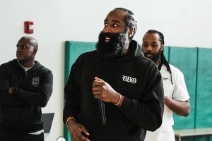 哈登现身某高中为学生送球鞋！哈登配文：最高尚行为就是激励他人