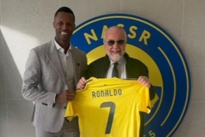 那不勒斯主席德劳伦蒂斯手持C罗球衣，与利雅得胜利CEO合影