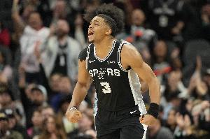 队魂！凯尔登·约翰逊连续命中两个三分 帮助球队稳住两位数优势