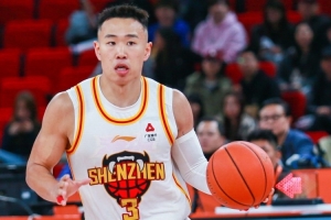 媒体人：贺希宁涨球了 现在这一招一式都球星动作 比赛气质上来了