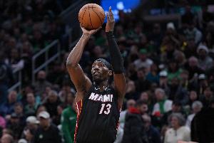 阿德巴约三分三不沾！解说弗雷泽调侃：他女友或许能帮他练练投篮