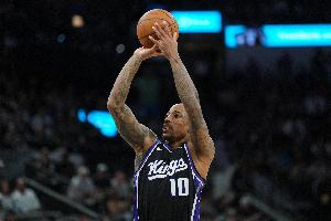 拼尽全力！德罗赞17中9拿下27分4板9助2断1帽 加时助攻准绝杀