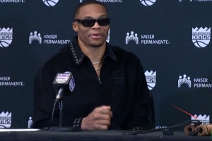 心情真不错！威少赛后戴墨镜参加发布会 貌似还带着一副双节棍