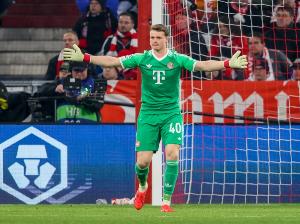 孔帕尼谈乌尔比希：他从诺伊尔身上学到了很多，正在稳步成长