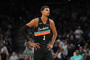 打替补上瘾了？文班亚马攻防稳定发挥 轻松拿到14分12板