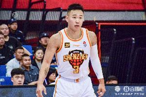 根本不休息！贺希宁打满半场3记三分球拿下11分1板3助1断