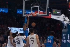 可不常见！肯威高抛助飞亚历山大空接扣篮