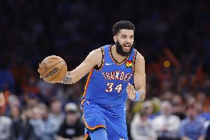 板凳发力！肯里奇·威廉姆斯半场7中4拿9分3助4断 场均5.3分